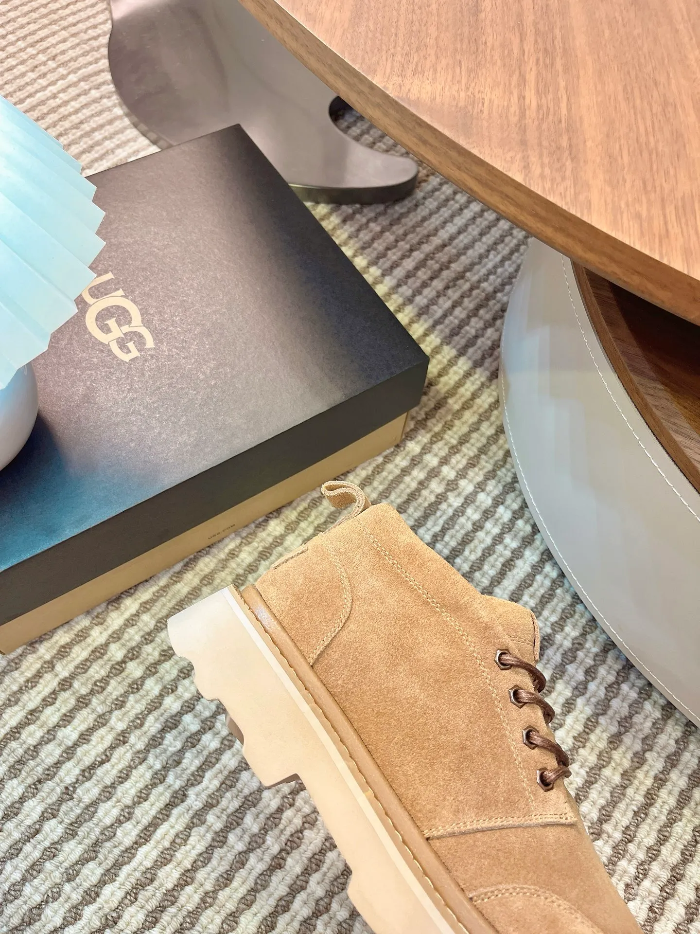 [UGG] P: 580💰 Size: 40 to 44 (45 custom-made) 2025 new style 𝑼𝑮𝑮•Men's ◾️. Winter snow boots and fur shoes. The matching coefficient is also 100%. 💥Good-looking✨Fully fashionable and full of aura when worn📈 Lager casual boots, lace-up style. The heels are decorated with hot embossed brand logos. Item No.: 1171113 Upper: high-quality cow suede Lining: sheepskin imported from Australia 🐑The inner lining is made of Australian lamb wool Outsole: EVA non-slip outsole. 45
